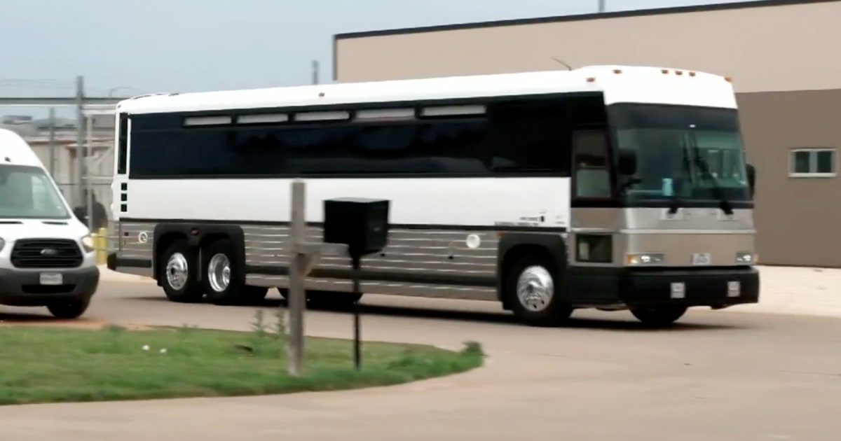 ICE Buses Carrying Venezuelans Turned Back Amid Justice Alito Fight