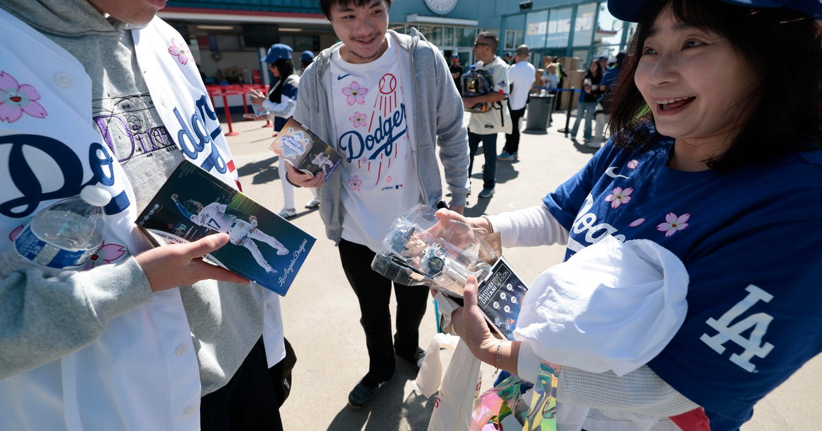 Dodgers Fans Line Up for Shohei Ohtani MVP Bobblehead Giveaway