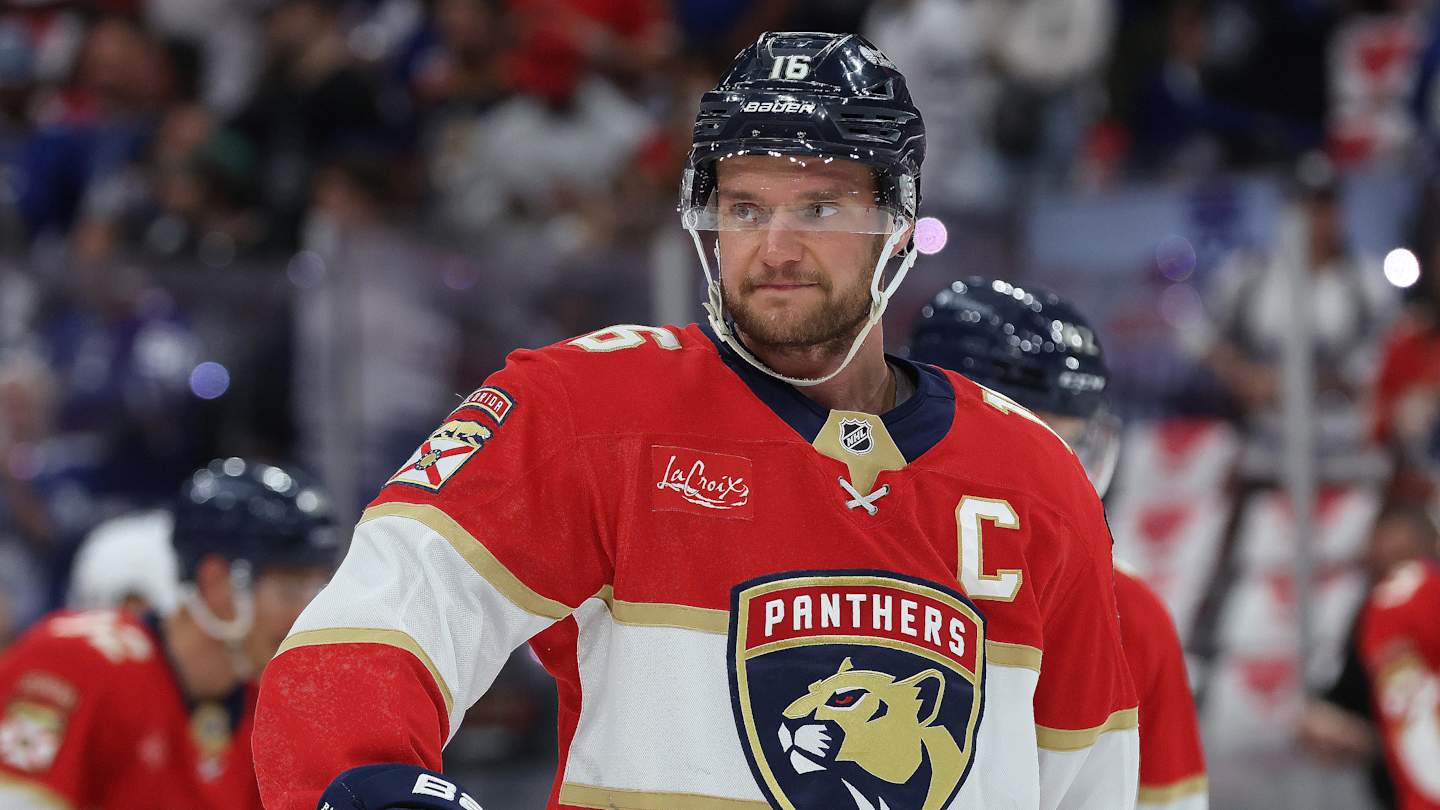 Aleksander Barkov Wins Selke & King Clancy Trophies | FYM News