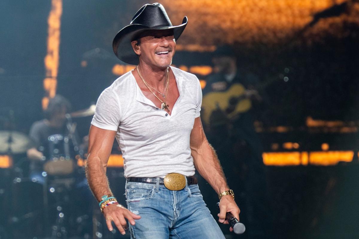 Tim McGraw Returns to the Stage After Health Challenges | FYM News