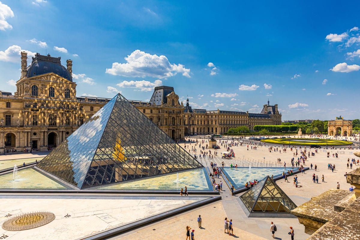 Louvre Museum Unexpectedly Closes: Thousands of Tourists Stranded