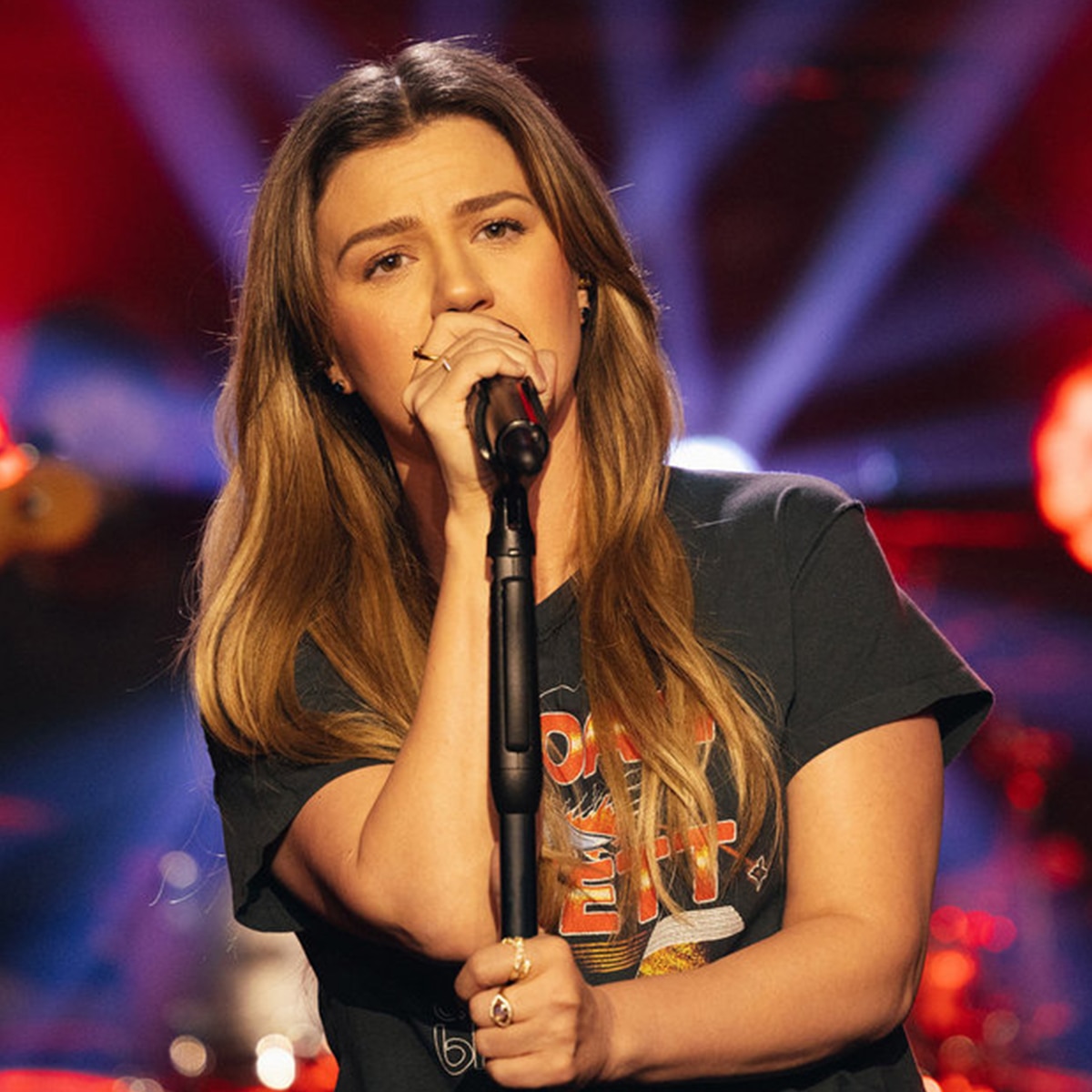 Kelly Clarkson’s Chopped Bob: A Stunning Hair Transformation | FYM News