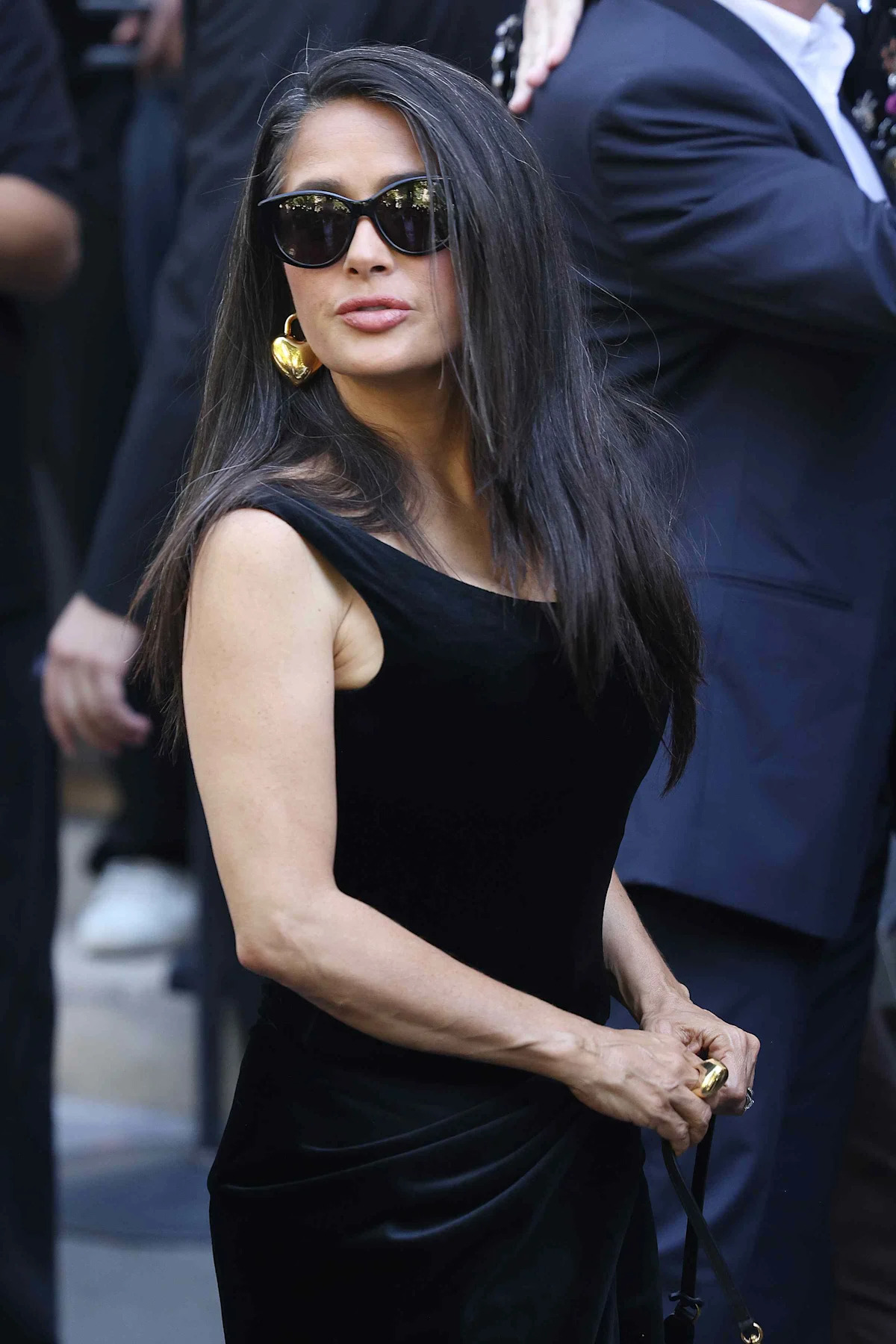 Salma Hayek Rocks Natural Grays with Millennial Side Part – FYM News