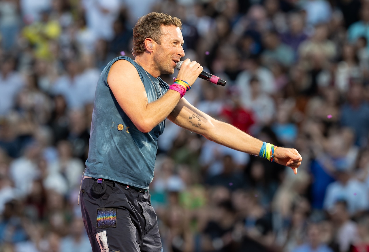 Chris Martin’s Concert Blunder: Forgets Lyrics On Stage – FYM News