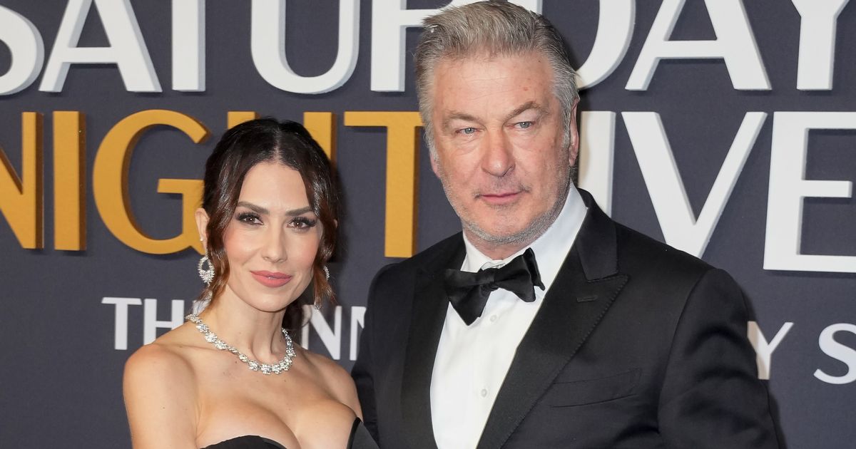 Hilaria Baldwin Flaunts Amazing Figure in Skimpy Yoga Attire – FYM News