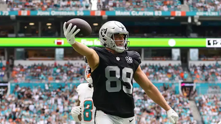 Blueprint For Mismatch: Raiders’ TE Duo and Ian Thomas’s Shadow