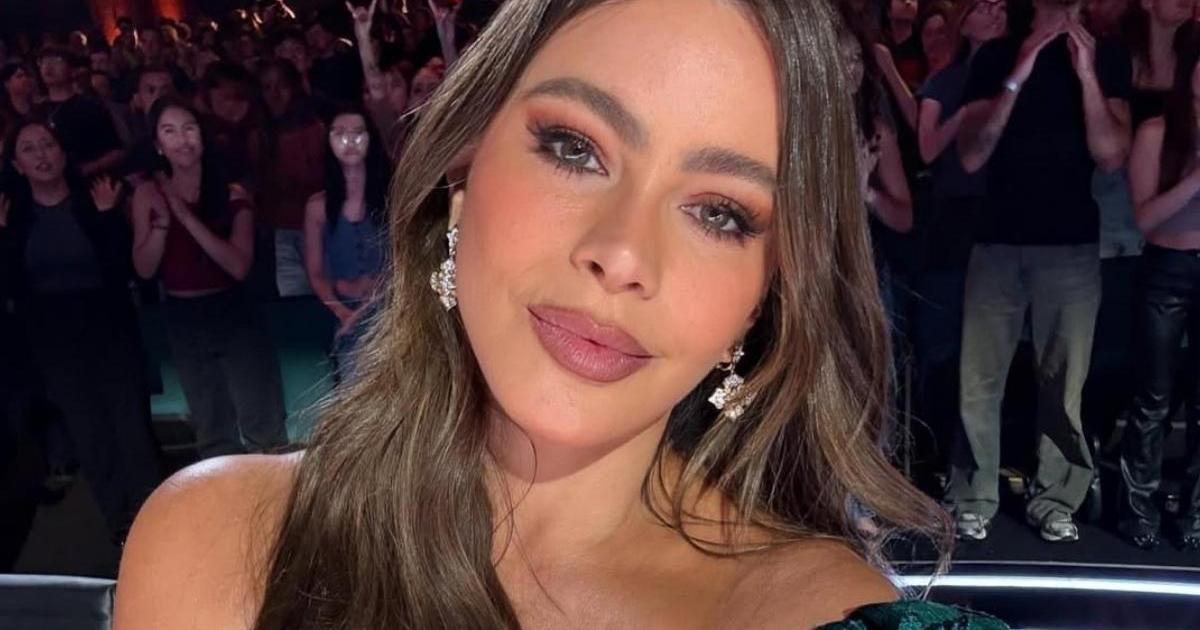 Sofía Vergara Stuns in Emerald Green Dress: A Fashion Moment