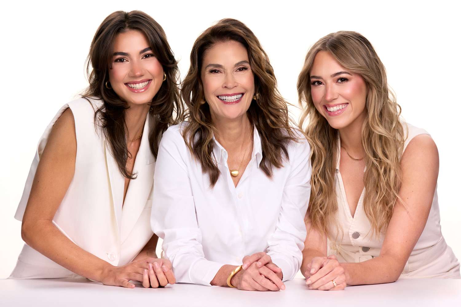 Teri Hatcher & Co-stars Launch ‘Desperately Devoted’ Podcast | FYM News