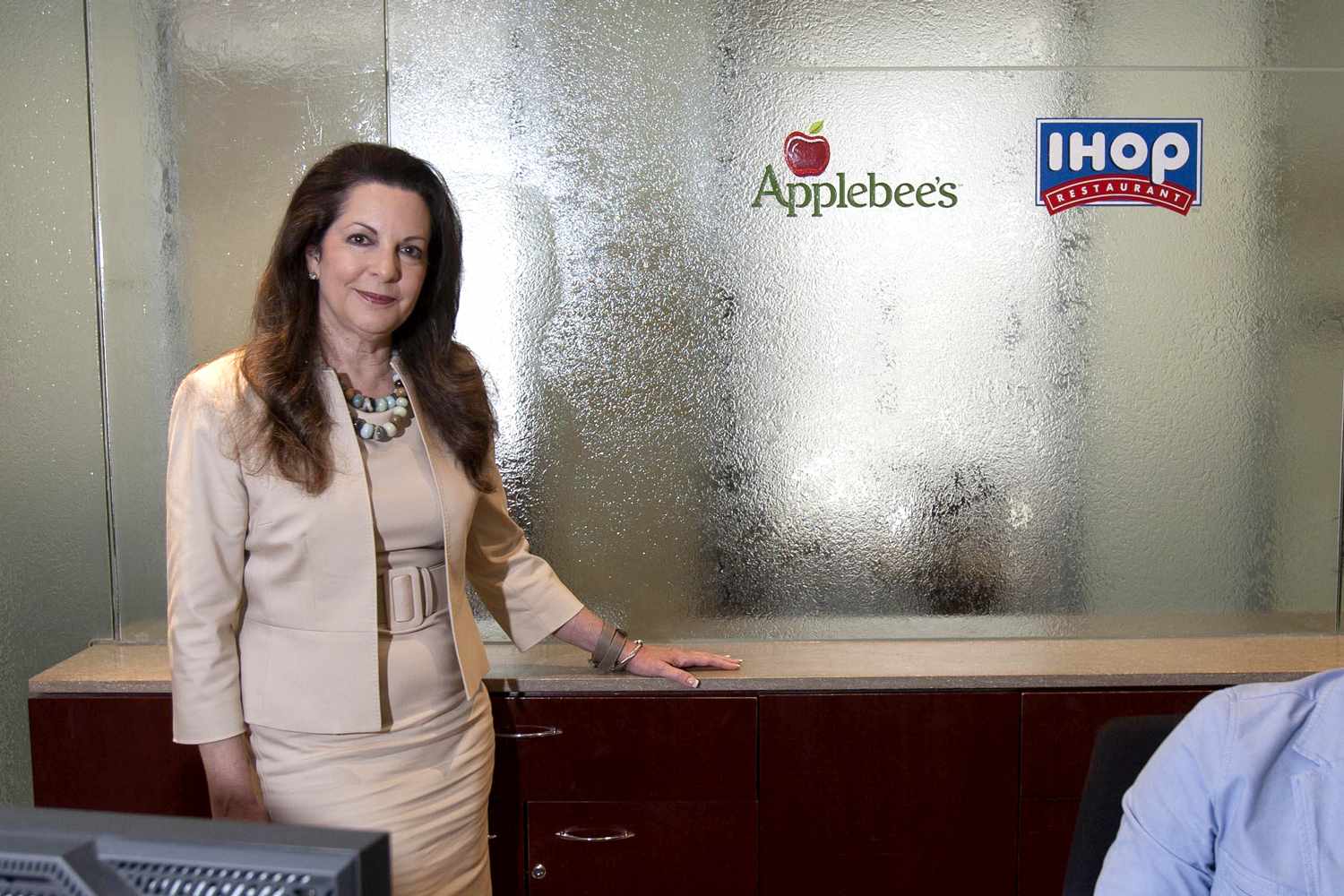Woman Buys Applebee’s After CEO Role Denial – FYM News