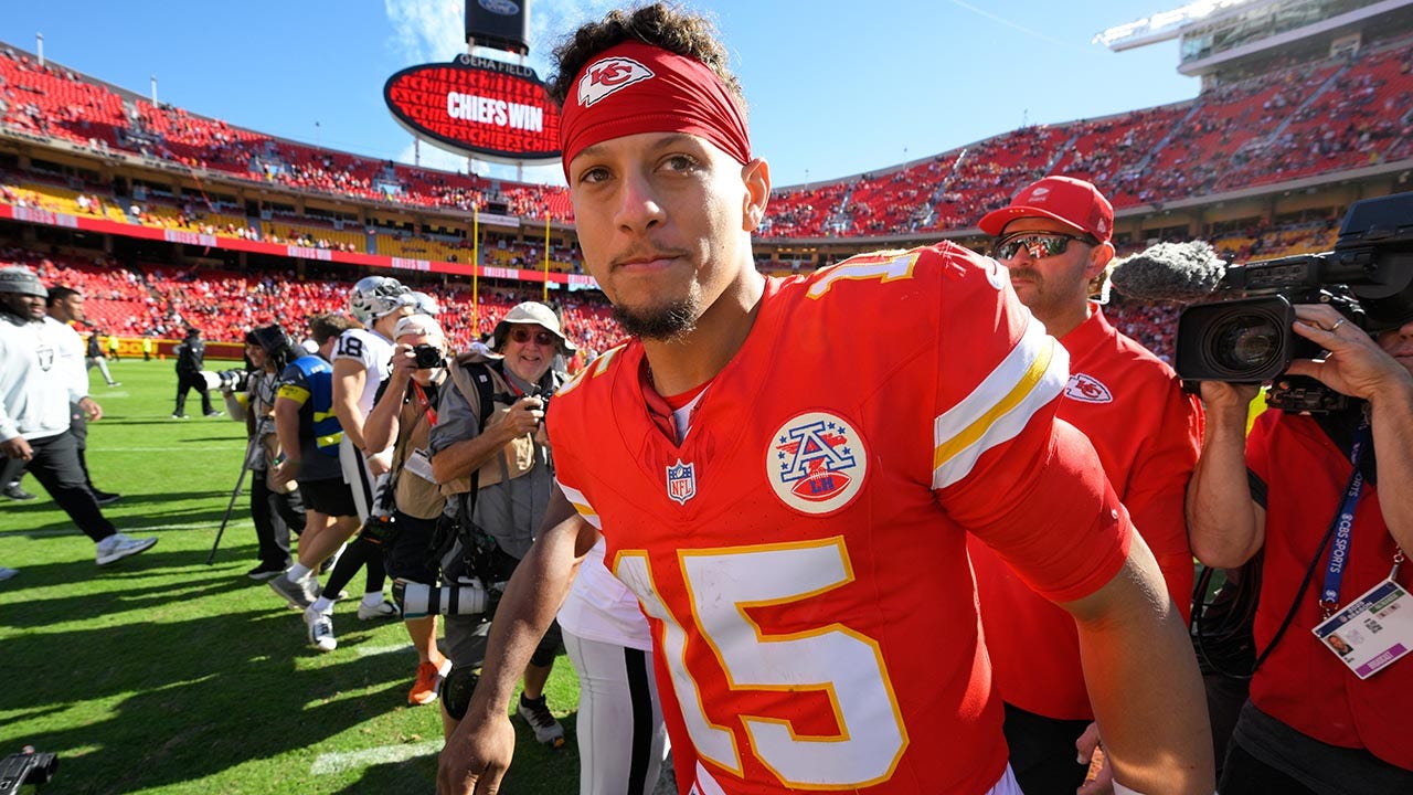 Patrick Mahomes’ Mind Games: How the Chiefs QB Fooled the Raiders and Broadcasters | FYM News